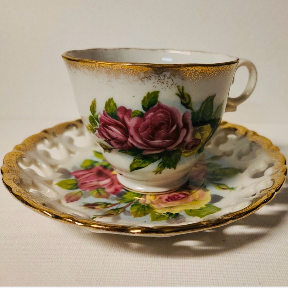 #1369* vintage England Teacup and Saucer with Gold Accents - Picture 5 of 8